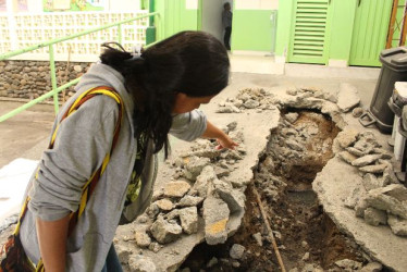 Sandra González muestra los trabajos de excavación que permitieron detectar las aguas negras que obligaron a desocupar la escuela La Capilla, de La Enea.