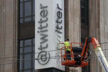Los trabajadores retiran las letras del icónico cartel vertical de Twitter en la sede de la empresa después de que el propietario de Twitter, Elon Musk, anunciara el cambio de marca de la plataforma de redes sociales a X en San Francisco, California, EE. UU.