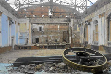 Vista de un edificio destruido por un bombardeo ruso. La ciudad de Vinnytsia conmemora a las víctimas que fueron atacadas con misiles. Mató a 29 personas e hirió a unas 200.