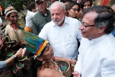  Fotografía cedida por la Presidencia de Colombia que muestra al mandatario colombiano Gustavo Petro (d) y a su homólogo de Brasil, Luiz Inácio Lula da Silva (c) mientras saludan a un grupo de indígenas hoy, en Leticia (Colombia).