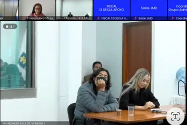Fotograma tomado de la transmisión en directo del juicio a Nicolás Petro (i), hijo mayor del presidente de Colombia, Gustavo Petro, y a Daysuris Vásquez (d), expareja de Nicolás Petro, en el Complejo Judicial de Paloquemao, en Bogotá.