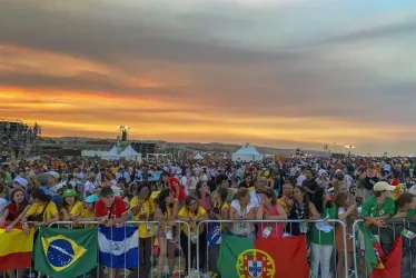 El papa Francisco celebró la vigilia de la Jornada Mundial de la Juventud (JMJ) ante un millón y medio de jóvenes y los animó a "levantarse siempre" en la vida y a levantar a los demás, este sábado en el parque Tejo, en Lisboa (Portugal).