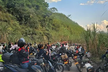 Esta fila de motos se observó este lunes debido al cierre de la vía Supía-El Palo.