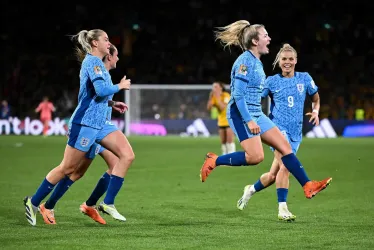 Lauren Hemp de Inglaterra (centro) celebra después de anotar el 1-2 durante el partido de fútbol de semifinales de la Copa Mundial Femenina de la FIFA entre Australia e Inglaterra en Sydney, Australia.