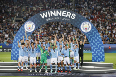 El lateral inglés Kyle Walker (centro), capitán del Manchester City, levanta el trofeo de la Supercopa de Europa, la primera en su historia después de la coronación de su equipo, en junio pasado, como campeón de la UEFA Champions League.
