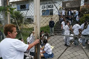 Los estudiantes del colegio La Linda salieron al patio del colegio como motivo de protesta.