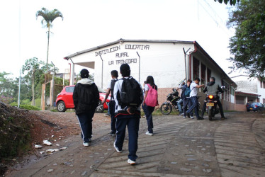 Los estudiantes de La Trinidad, por falta de transporte escolar, retrasaron su hora de ingreso. Desde hace tres semanas deben llegar en moto o a pie.