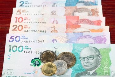 Billetes de pesos colombianos en una mesa