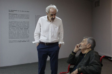 El artista de Medellín (Antioquia) Óscar Jaramillo con el curador del Museo de Arte de Caldas, Alberto Moreno. 