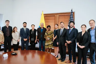 Fotografía de las dos delegaciones tras la reunión bilateral de la Vicepresidencia de Colombia con una delegación de representantes a la Cámara del Partido Demócrata de Estados Unidos.