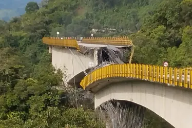 "Debido a una falla súbita, se presentó la caída de una de las secciones del puente Los Grillos en la Transversal del Cusiana", informó el Invías a través de la plataforma X (antigua Twitter).