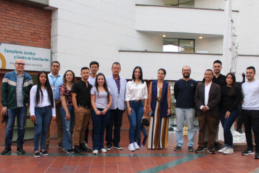 Directivos de la Universidad Católica Luis Amigó, directivos de BIOS y estudiantes de la primera cohorte de la nueva Especialización de Big Data e Inteligencia de Negocios.
