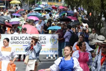 Bajo el sol, centenares de maestros macharon ayer por la avenida Santander en Manizales. De sombrero, el presidente de Educal, Juan Carlos Martínez. 