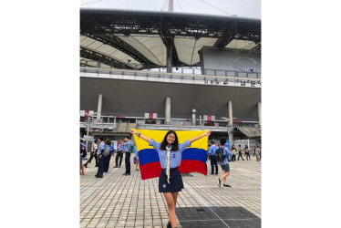Salomé Escobar Cárdenas con la bandera de Colombia previo a la clausura del 25 Jamboree Scout Mundial de Corea del Sur.