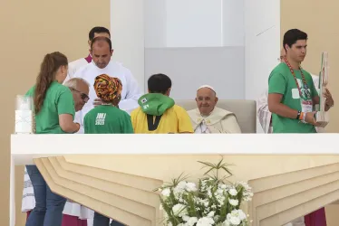 El Papa Francisco (c) recibe a los jóvenes peregrinos durante la celebración de la Santa Misa en el último día de la Jornada Mundial de la Juventud (JMJ) en el Parque Tejo de Lisboa, Portugal, este domingo.