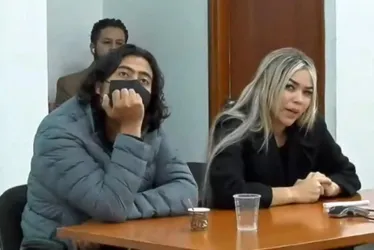 Fotograma tomado de la transmisión en directo del juicio a Nicolás Petro (i), hijo mayor del presidente de Colombia, Gustavo Petro, y a Daysuris Vásquez (d), expareja de Nicolás Petro, en el Complejo Judicial de Paloquemao, en Bogotá.