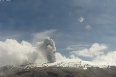 Emisión de ceniza del volcán Nevado del Ruiz.