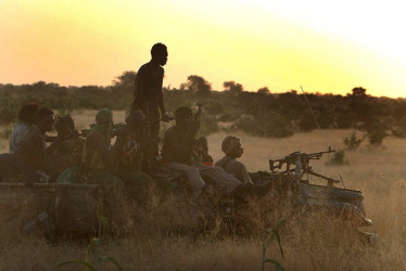 Soldados patrullan al norte de Darfur, en Sudán. Imagen de archivo.