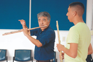 El flautista Miguel Ángel Villanueva con Juan José Trujillo en la clase magistral en Bellas Artes.