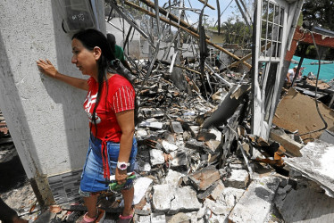 Johana Muñoz observa los escombros de su vivienda destruida tras ser afectada por el ataque con carro bomba dirigido a una estación policial en Timba (Cauca).
