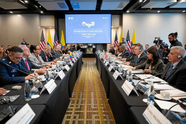 La delegación colombiana (izquierda) y la estadounidense dejaron lista una hoja de ruta para implementar la nueva Política Nacional de Drogas 2023-2033.