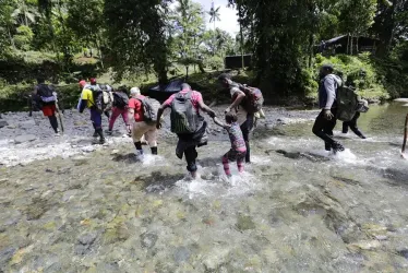 Migrantes caminan en la selva del Darién, el 18 de agosto de 2023, en el sector de Lajas Blancas, en Darién (Panamá).