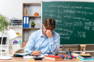 El estrés y el agotamiento de los docentes, por la carga laboral, impacta en su salud mental.