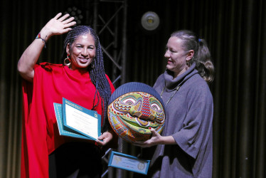 Elizabeth Moreno Barco recibe de manos de la embajadora de Suecia en Colombia, Helena Storm, el Premio Nacional de Derechos Humanos.