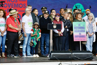 La multitud reunida en Bogotá animó constantemente al presidente con el coro "Petro, amigo, el pueblo está contigo", especialmente cuando se refirió a la gente como base de una popularidad que, según dijo, se mantiene intacta, y cuando criticó a las encuestas que muestran lo contrario.
