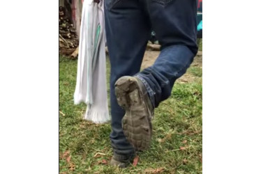 El candidato a la Alcaldía de Pensilvania Gustavo Gutiérrez publicó que ya se gastó el primer par de botas por recorrer las veredas del municipio.