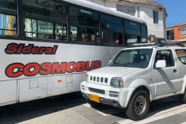 Choque entre Cosmobus y campero en Manizales