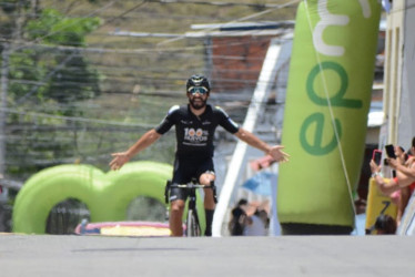 El ciclista caldense Juan Diego Hoyos celebra en Supía su segunda victoria en el Clásico RCN 2023.