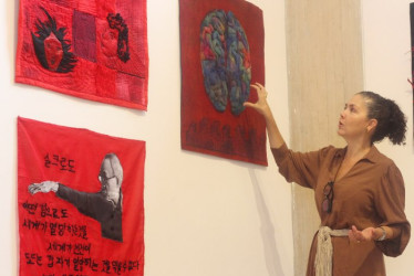 La diseñadora y artista plástica manizaleña María Cecilia Arango, conocida artísticamente como Ceci Arango, hizo parte del equipo de curadoras de la exposición A través de la vida. 