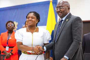 La vicepresidenta de Colombia, Francia Márquez, estrecha la mano de su homólogo ghanés, Mahamudu Bawumia.