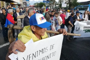 Las personas que asistieron a la movilización llevaron pancartas con mensajes de apoyo al Gobierno de Gustavo Petro. 