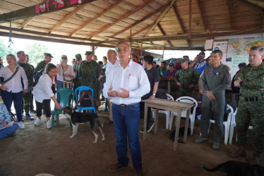 El ministro de Defensa, Iván Velásquez, estuvo en Bocas del Manso con altos mandos militares y de Policía, la oficina de derechos humanos del Ministerio del Interior, la Agencia de Renovación del Territorio, delegados de la Unidad de Víctimas y una comisión de DD.HH. del Congreso.