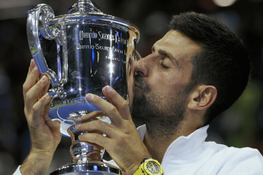  El serbio Novak Djokovic celebra su nuevo título.