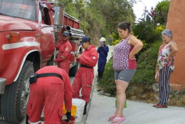  Los bomberos han ayudado con el suministro de agua en los corregimientos de San Bartolomé y Castilla. 