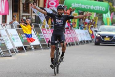El riosuceño Juan Diego Hoyos, de Corratec, celebra su victoria en la cuarta etapa del Clásico RCN.