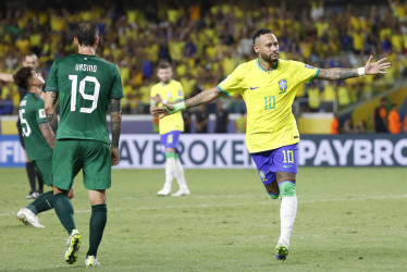 Aunque falló un tiro penal en el inicio del encuentro, Neymar anotó posteriormente dos tantos para convertirse en el máximo goleador histórico de Brasil, con 79 dianas.