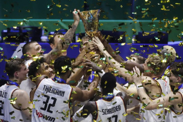 Jugadores de Alemania celebran su triunfo como campeones del mundo en baloncesto.
