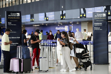 Viajeros esperan en el Aeropuerto Internacional de Tocumen en Ciudad de Panamá (Panamá). 