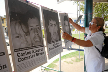 33 fotografías en blanco y negro de personas desaparecidas de Caldas y del país se expusieron en el kiosco del parque principal de Villamaría.