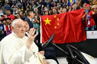 Varios asistentes ondearon banderas chinas y de Hong Kong mientras esperaban la llegada del papa Francisco, antes del inicio de la Santa Misa en el Estepa Arena, en Ulán Bator, capital de Mongolia.