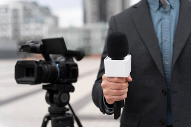 Ilustración periodista de vista frontal sosteniendo un micrófono
