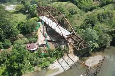 Así van las obras del nuevo puente El Alambrado sobre el río La Vieja. 