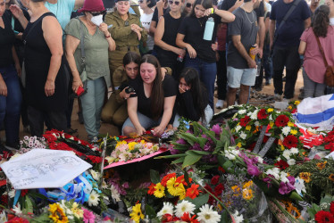 Los familiares lloran este martes cerca de las tumbas de cinco miembros de la familia Kutz durante su funeral en Gan Yavne, Israel. Los cinco miembros de la familia: Los padres Aviv y Livnat y sus tres hijos Rotem, Yonatan e Iftach fueron asesinados en un ataque de Hamas en su casa en el kibutz Kfar Aza el 7 de octubre.
