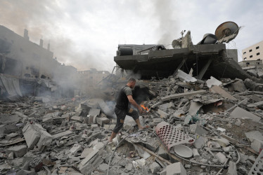 Un palestino inspecciona las ruinas del edificio destruido por los ataques aéreos israelís en Gaza este viernes.