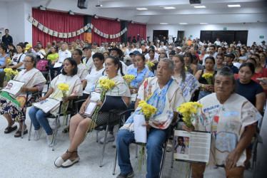 Un grupo de familiares de víctimas participó este jueves en un acto de perdón público por "falsos positivos" que realizó el Gobierno en Villavicencio.