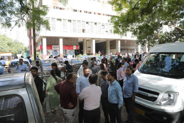 La gente evacuó sus oficinas después de que se sintieron los temblores en Nueva Delhi (India).